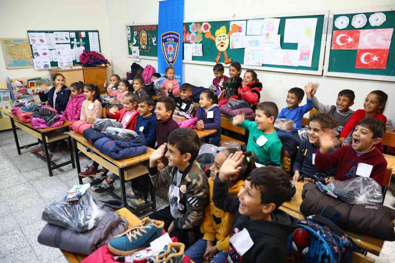 Polisin dağıttığı montu kirlenmesin diye giymeyen minik öğrenci duygulandırdı