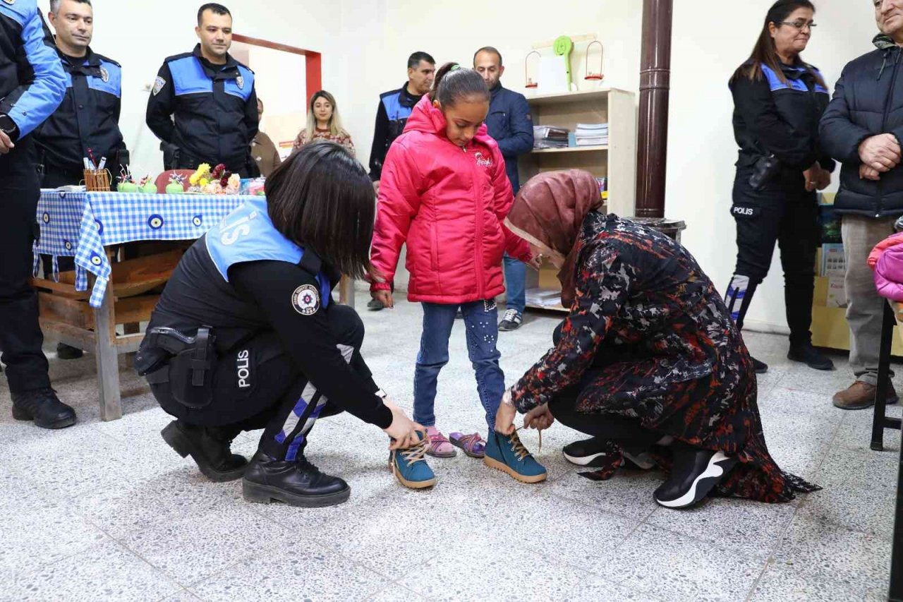 Polisin dağıttığı montu kirlenmesin diye giymeyen minik öğrenci duygulandırdı