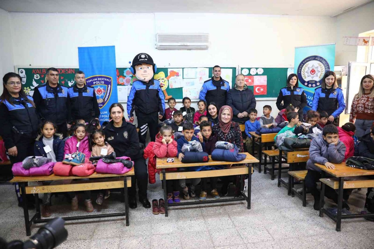 Polisin dağıttığı montu kirlenmesin diye giymeyen minik öğrenci duygulandırdı