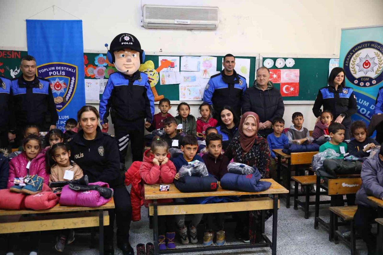 Polisin dağıttığı montu kirlenmesin diye giymeyen minik öğrenci duygulandırdı