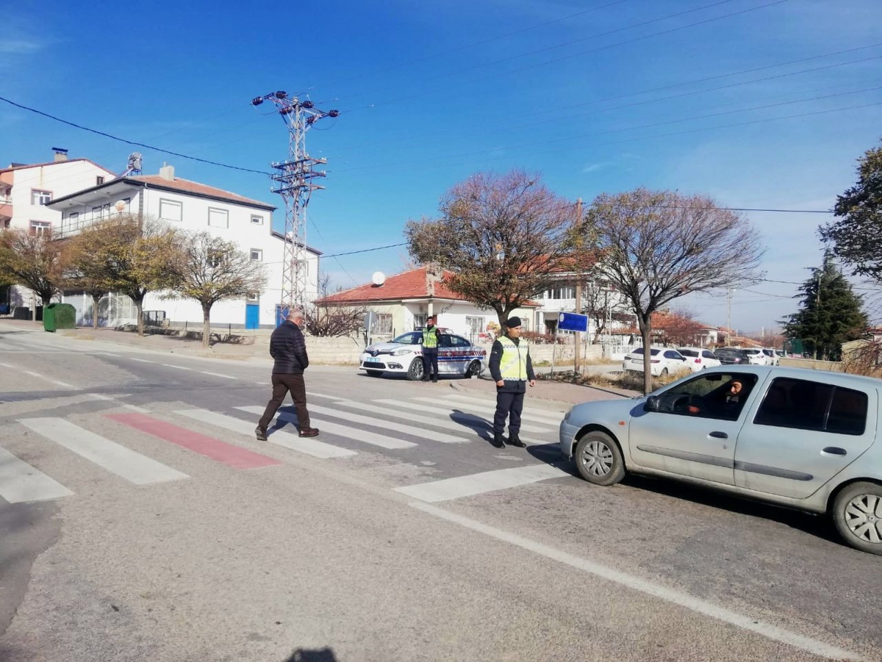 Trafik jandarmasından yaya ve sürücülere “Yaya önceliği” eğitimi