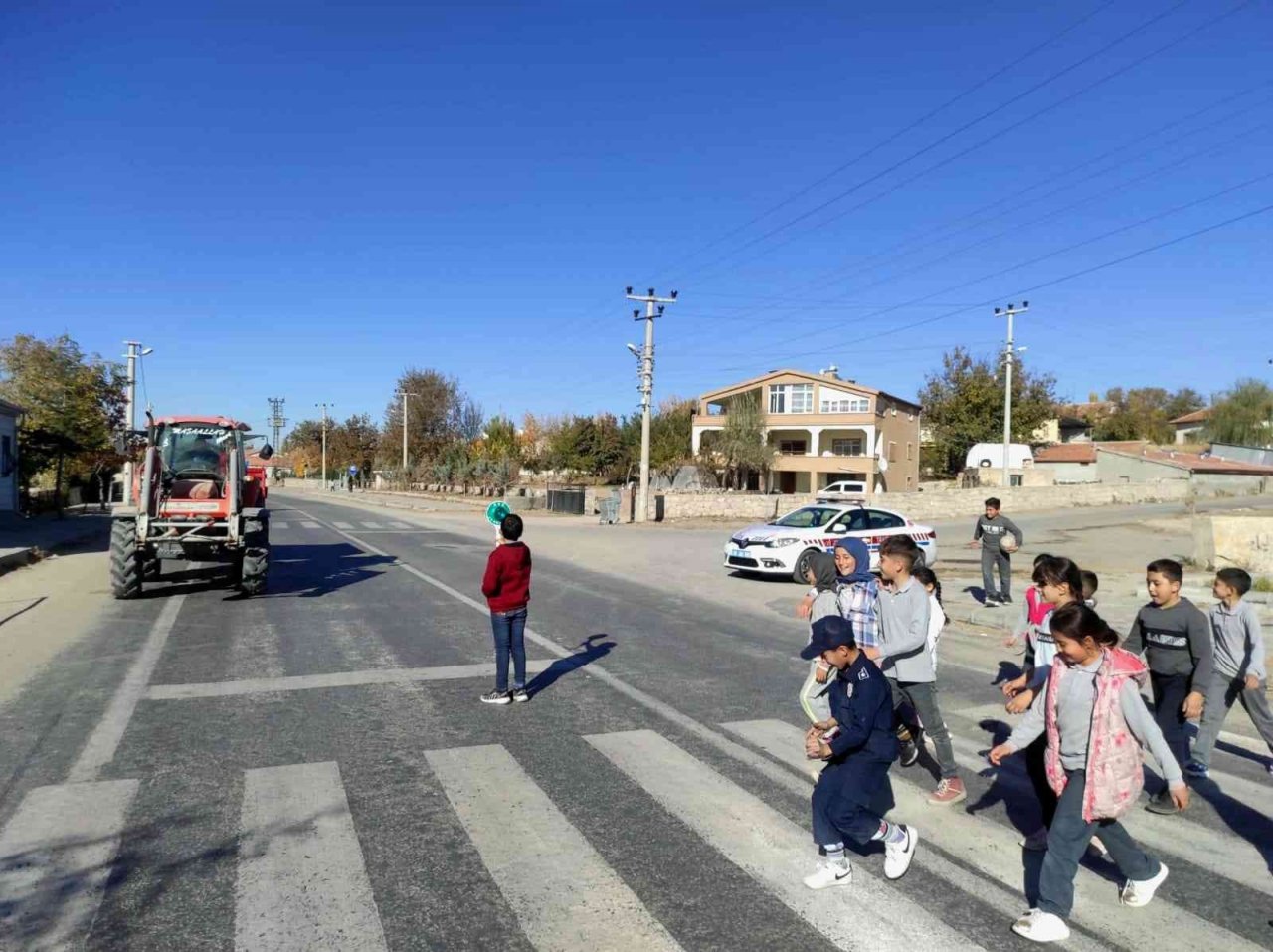 Trafik jandarmasından yaya ve sürücülere “Yaya önceliği” eğitimi