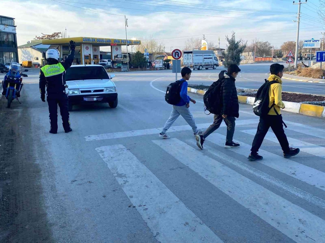 Trafik jandarmasından yaya ve sürücülere “Yaya önceliği” eğitimi