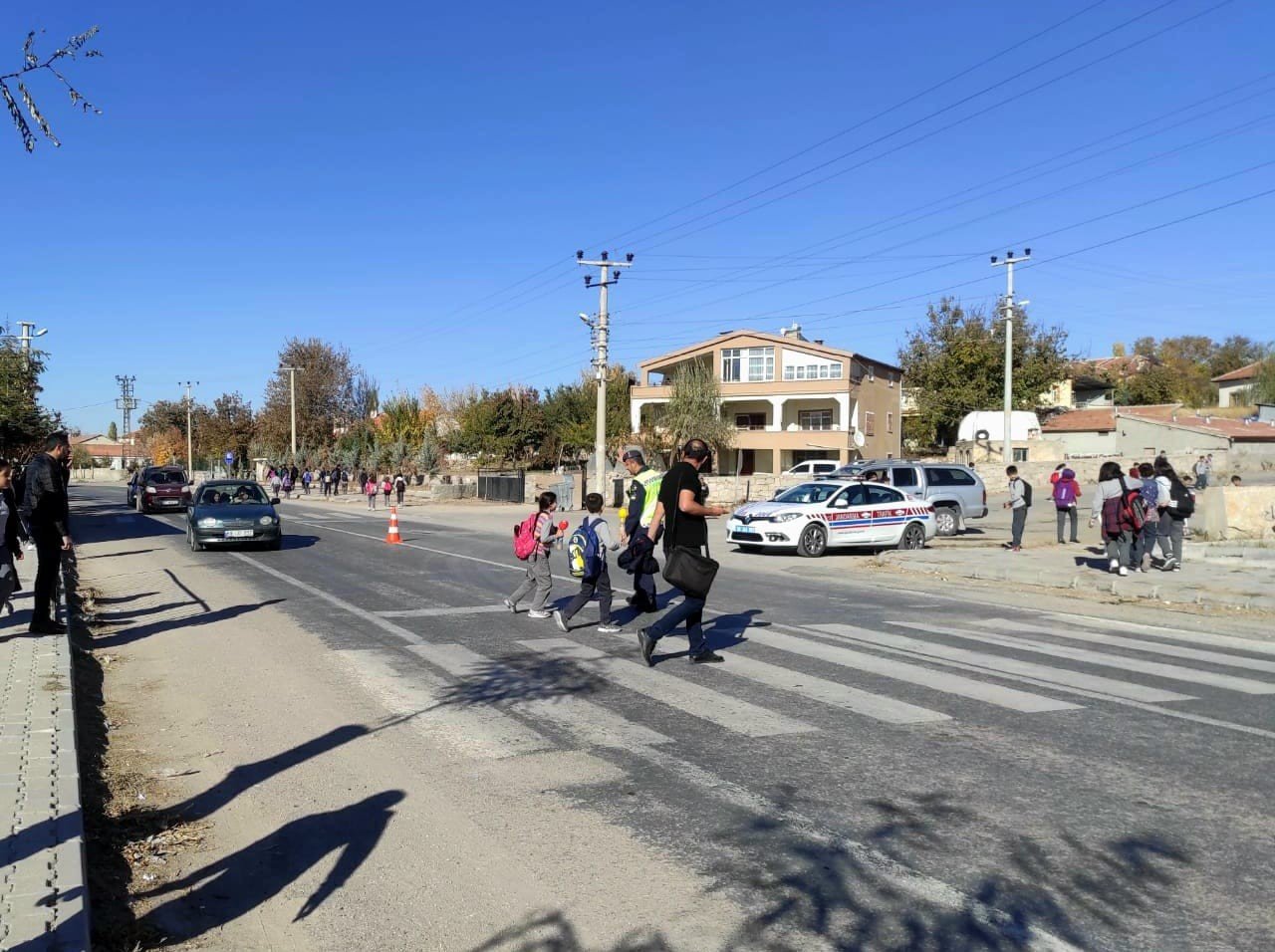 Trafik jandarmasından yaya ve sürücülere “Yaya önceliği” eğitimi