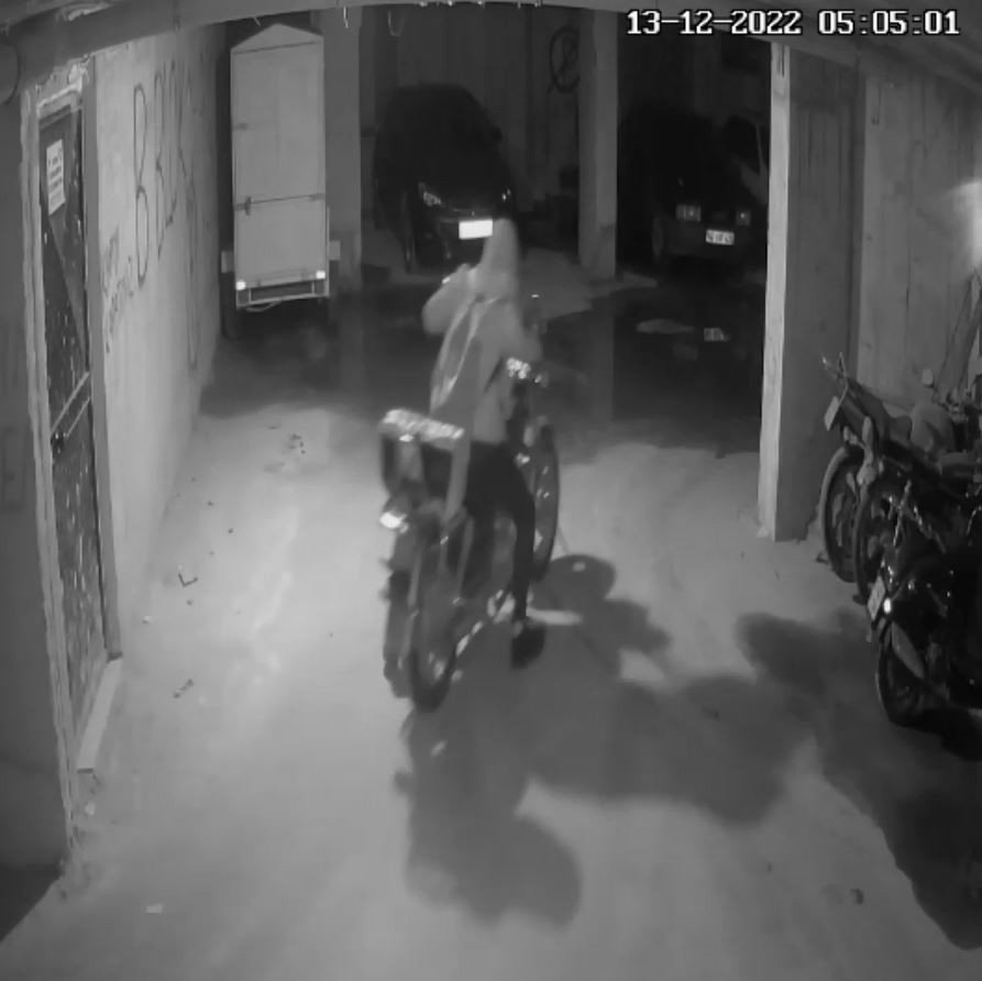 Hırsızlık anında dökülen akaryakıtın kokusu apartman sakinlerini alarma geçirdi