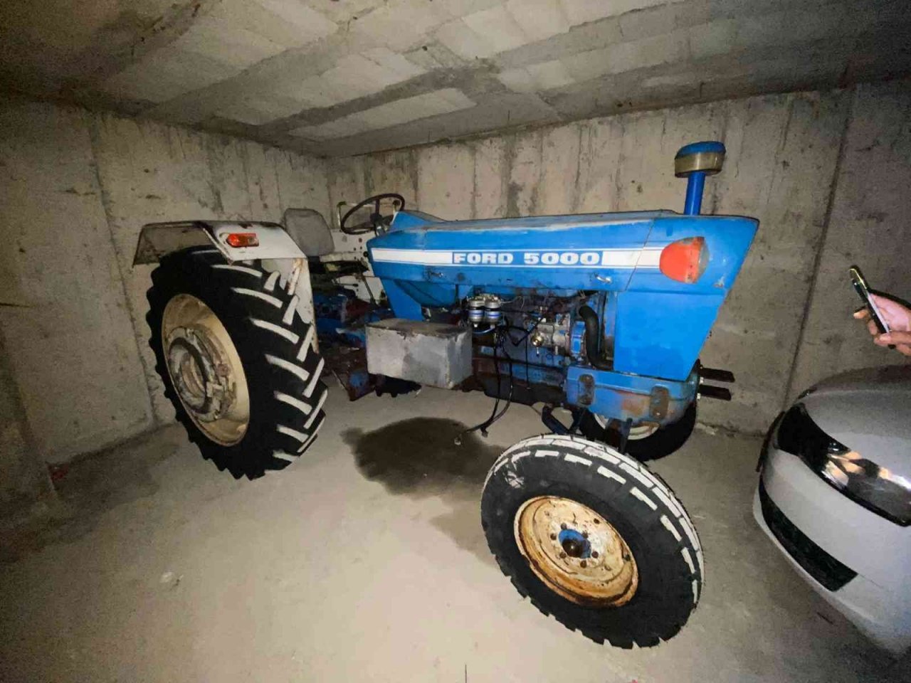 Hırsızlık anında dökülen akaryakıtın kokusu apartman sakinlerini alarma geçirdi