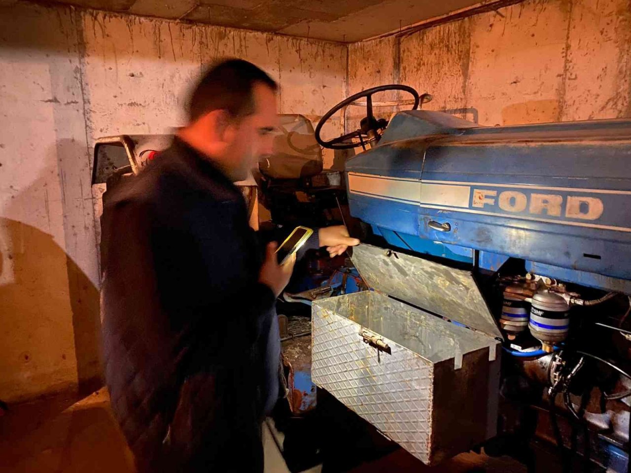 Hırsızlık anında dökülen akaryakıtın kokusu apartman sakinlerini alarma geçirdi