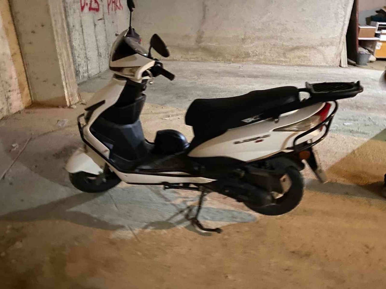 Hırsızlık anında dökülen akaryakıtın kokusu apartman sakinlerini alarma geçirdi