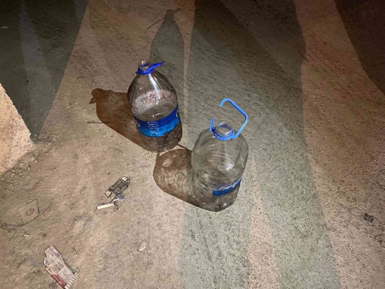 Hırsızlık anında dökülen akaryakıtın kokusu apartman sakinlerini alarma geçirdi