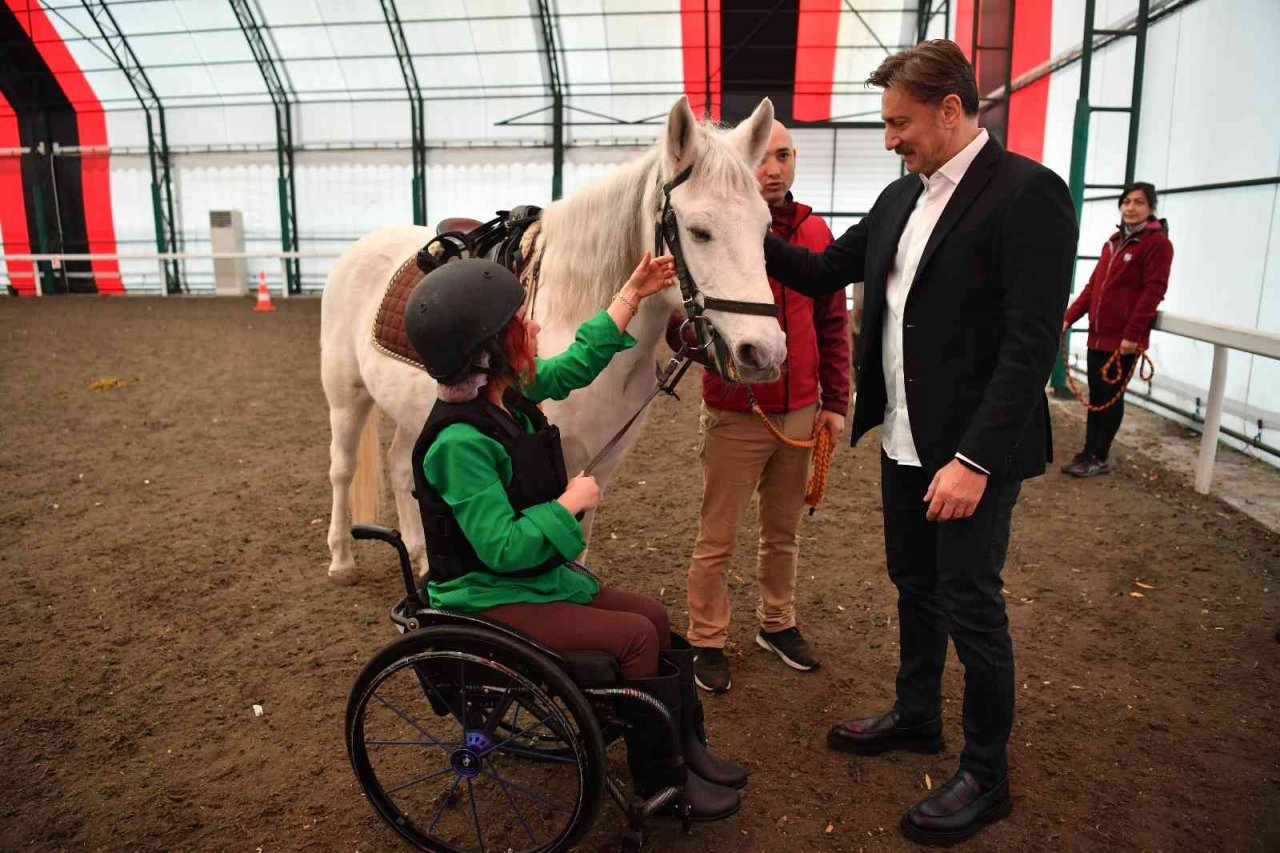 Bahçelievler Belediyesinden özel çocuklara “At’la Terapi” hizmeti