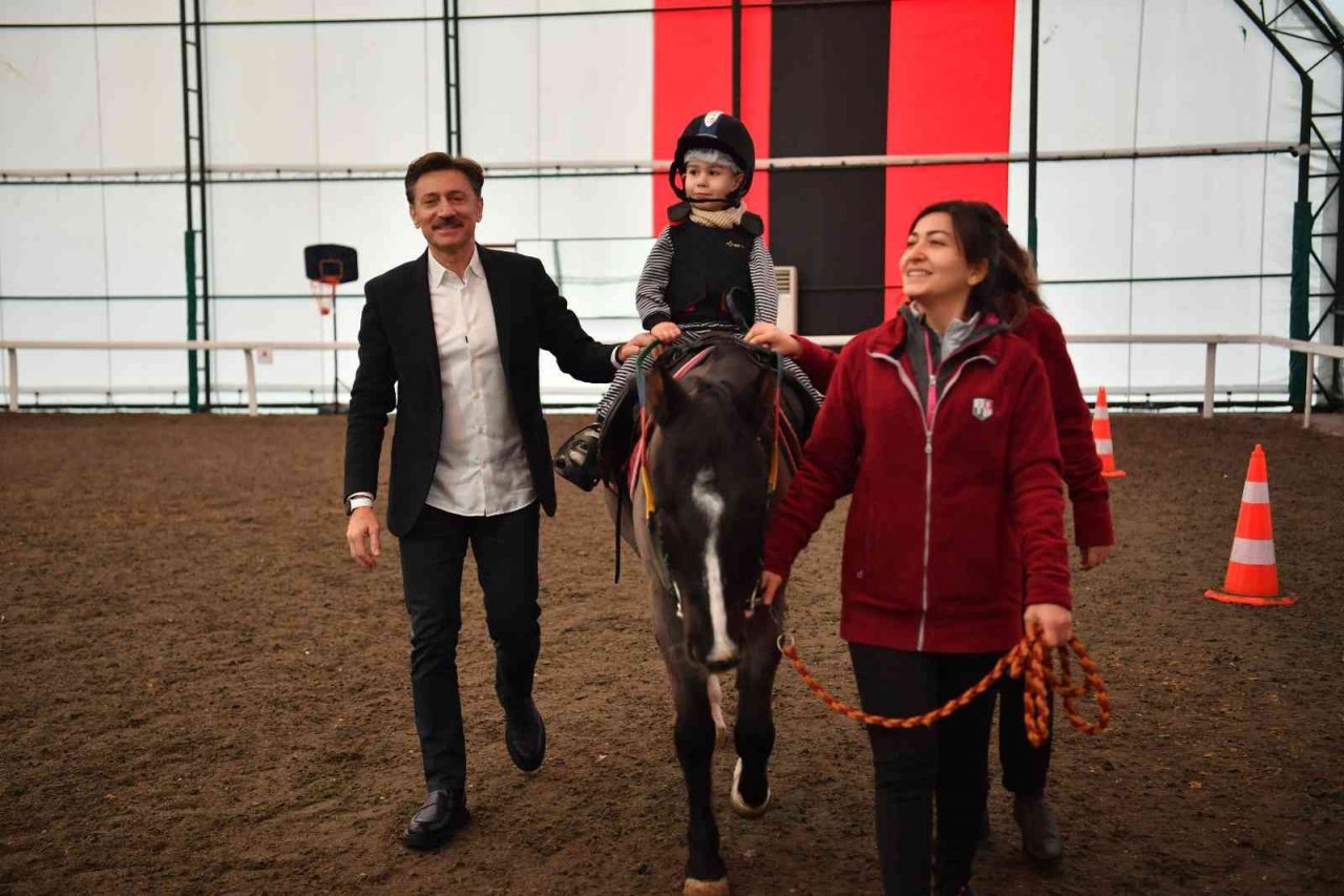 Bahçelievler Belediyesinden özel çocuklara “At’la Terapi” hizmeti