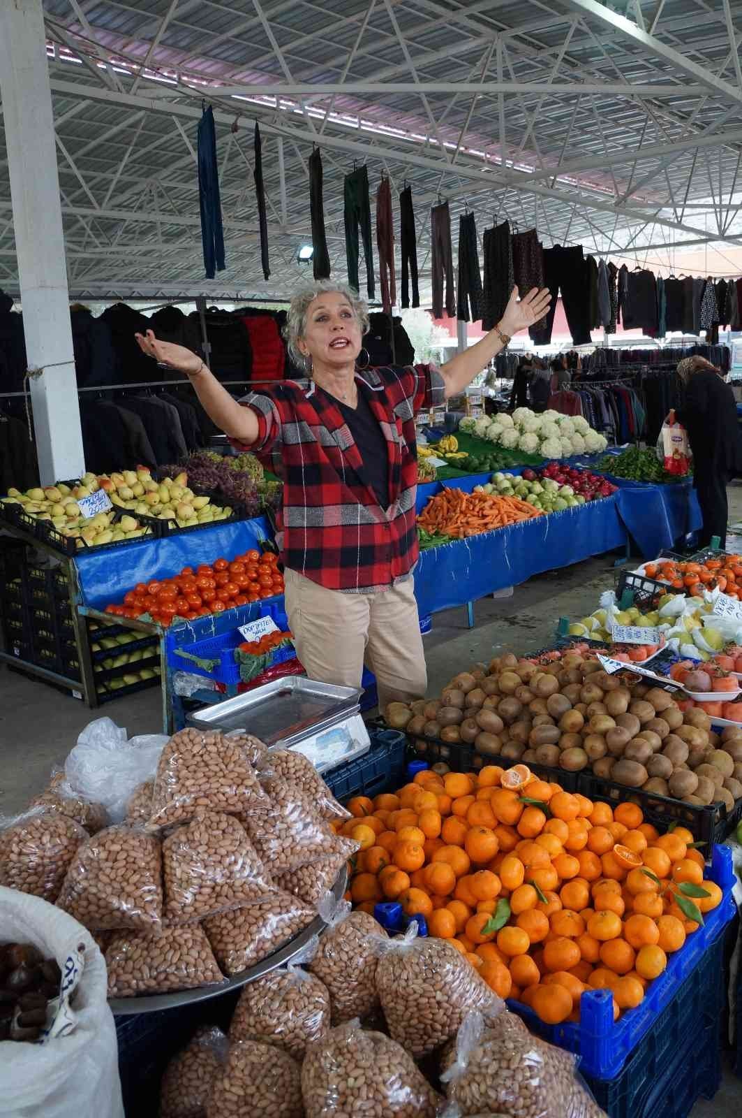 Amatör tiyatro oyuncuları pazarda hem eğitim aldı hem de satış yaptı