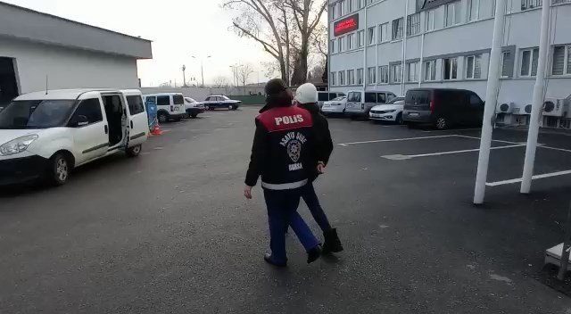 Sahte bilezik satarak sırra kadem bastı, tekrar gelince yakalandı