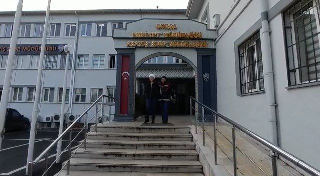 Sahte bilezik satarak sırra kadem bastı, tekrar gelince yakalandı