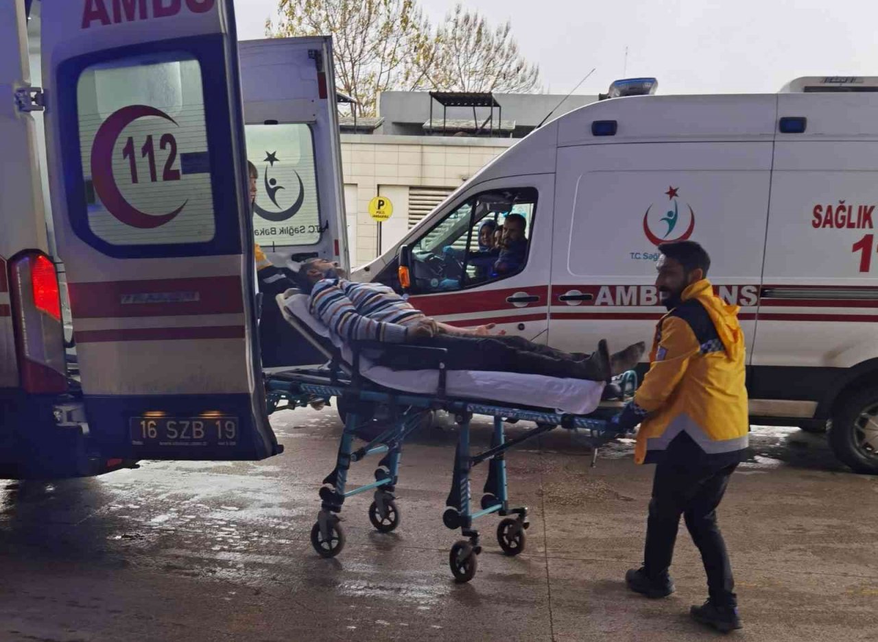 Otomobil iş yerine daldı: 1 yaralı