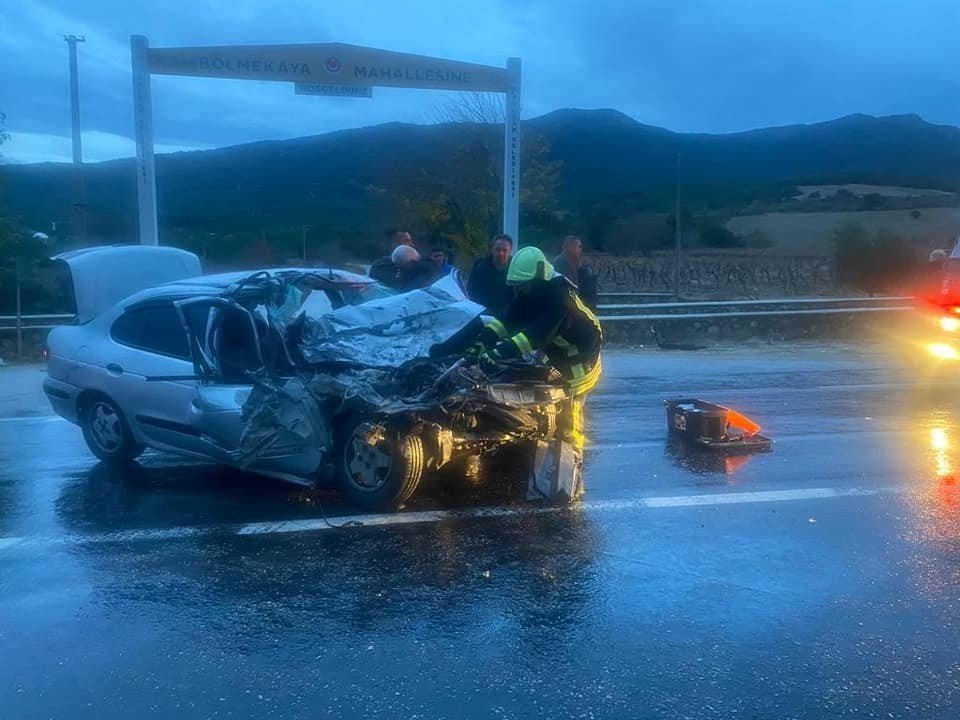 Otomobil kamyonete arkadan çarptı: 1 yaralı