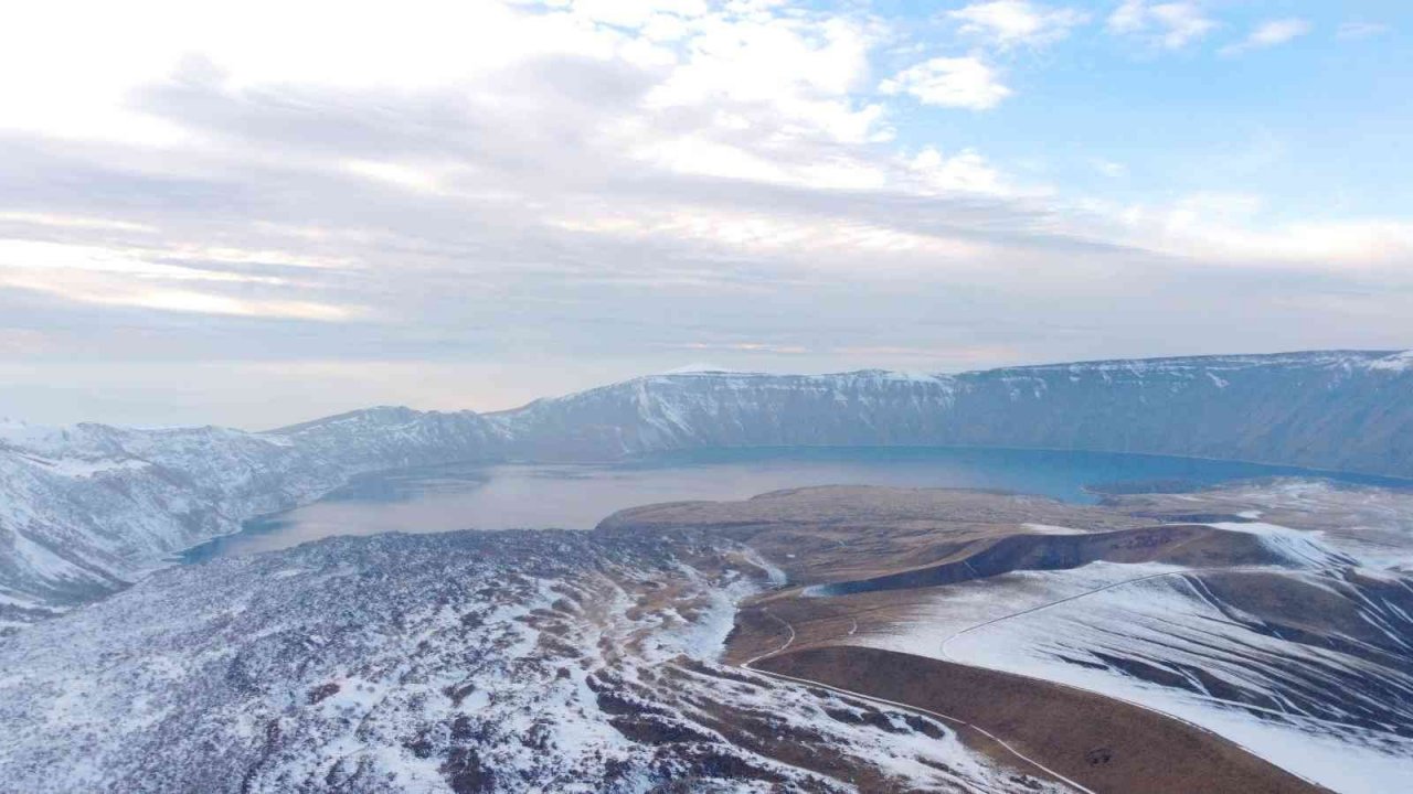 Dünyanın ikinci büyük kraterinde muhteşem kar manzaraları