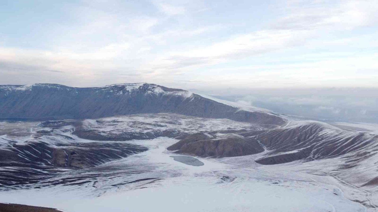 Dünyanın ikinci büyük kraterinde muhteşem kar manzaraları