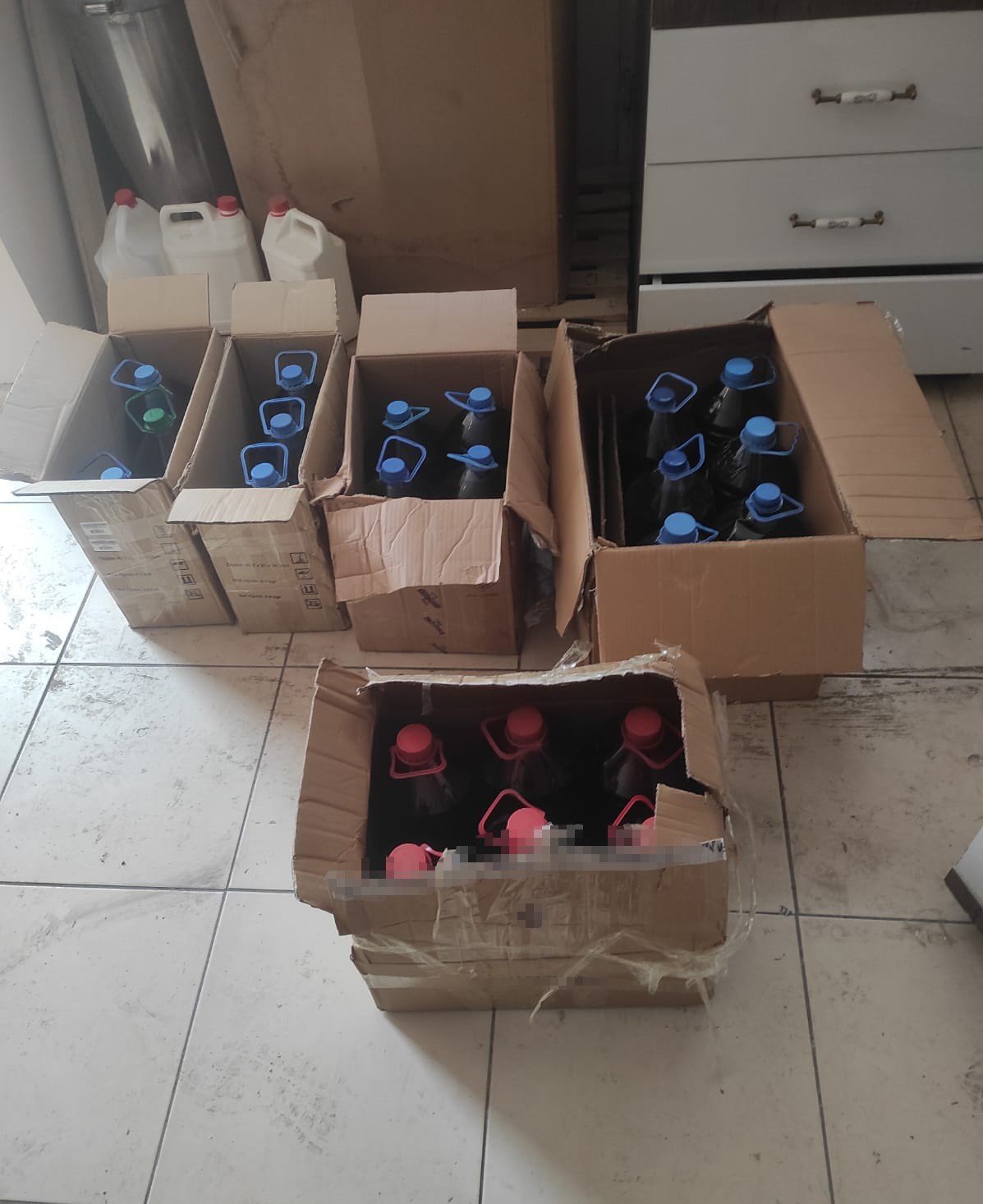 Elazığ’da ‘Zincir Operasyonu’: Litrelerce sahte içki ele geçirildi