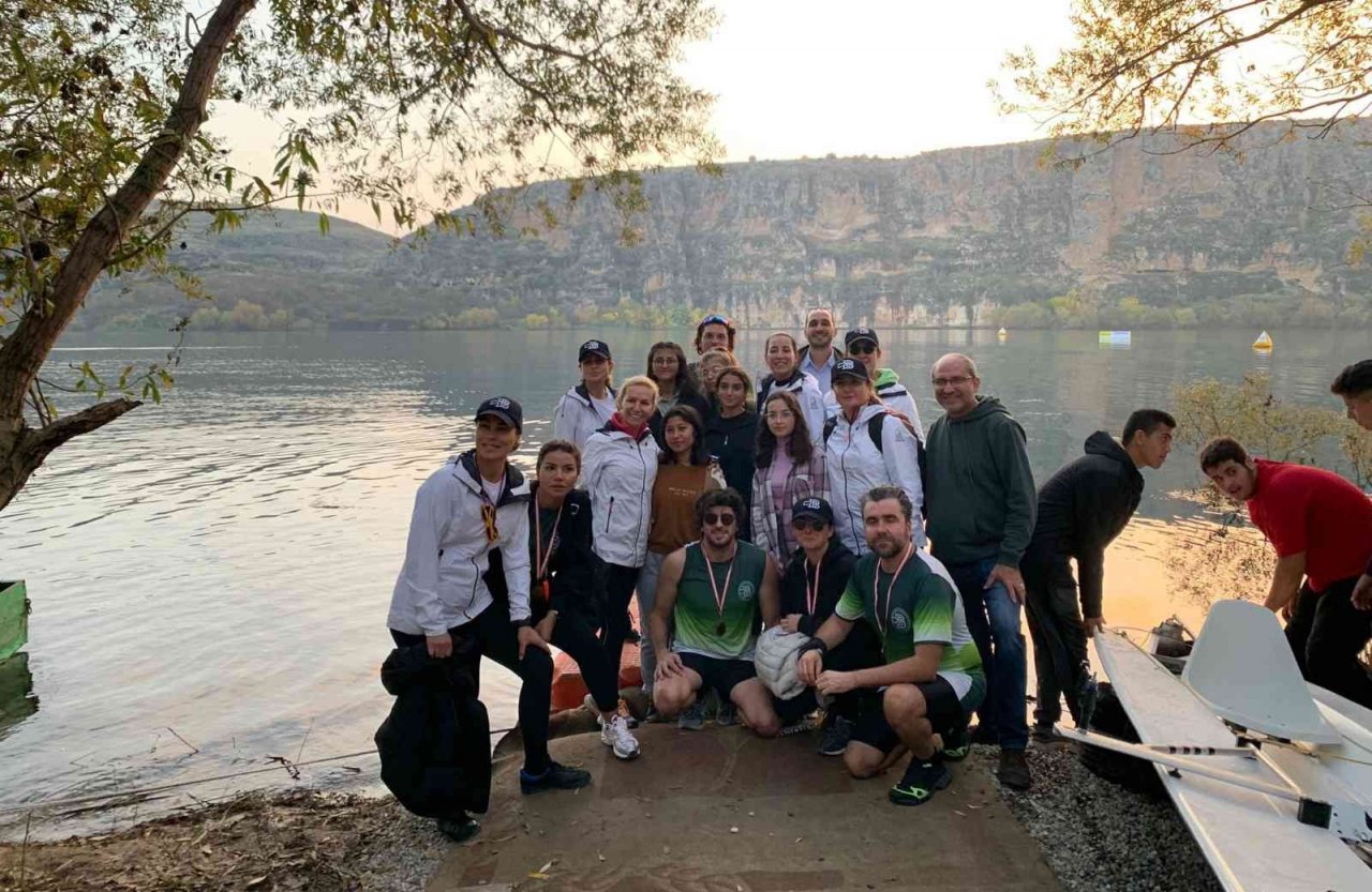 Maratonu izleyen köylü kızlar kürek takımı kuruyor