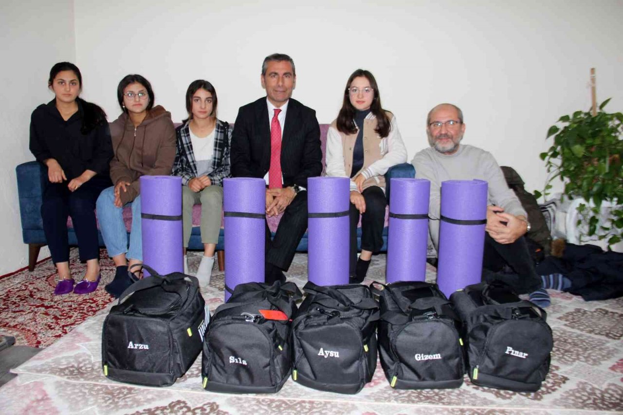 Maratonu izleyen köylü kızlar kürek takımı kuruyor