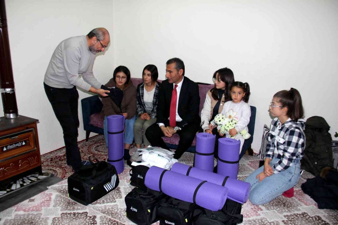 Maratonu izleyen köylü kızlar kürek takımı kuruyor