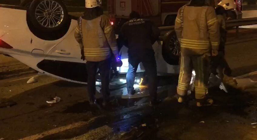Kadıköy’de direksiyon hakimiyetini kaybeden sürücünün otomobili takla attı