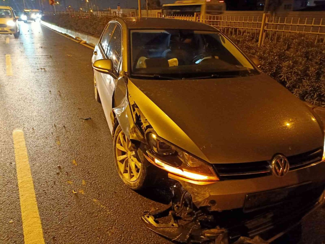 İzmir’de yamaçtan kopan kaya parçaları yola ve bir otomobilin üstüne düştü