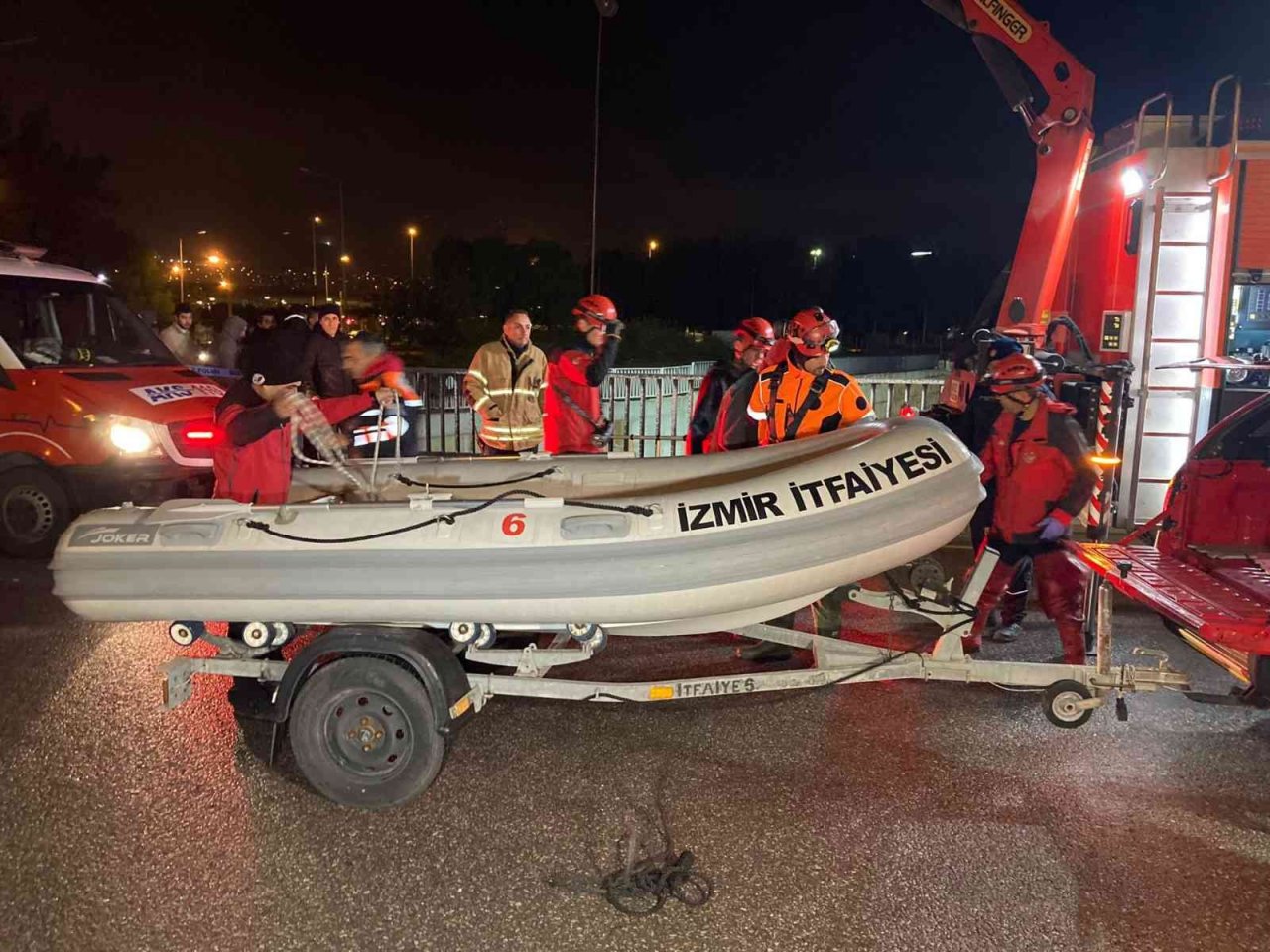 Kontrolden çıkan otomobil çaya uçtu: 1 ölü, 3 yaralı