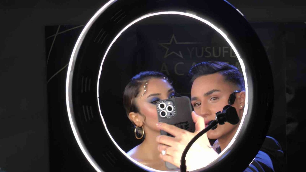 Saç ve başörtüsü tasarımı ile makyaj konusunda eğitim aldılar, 2023 trendlerini öğrendiler