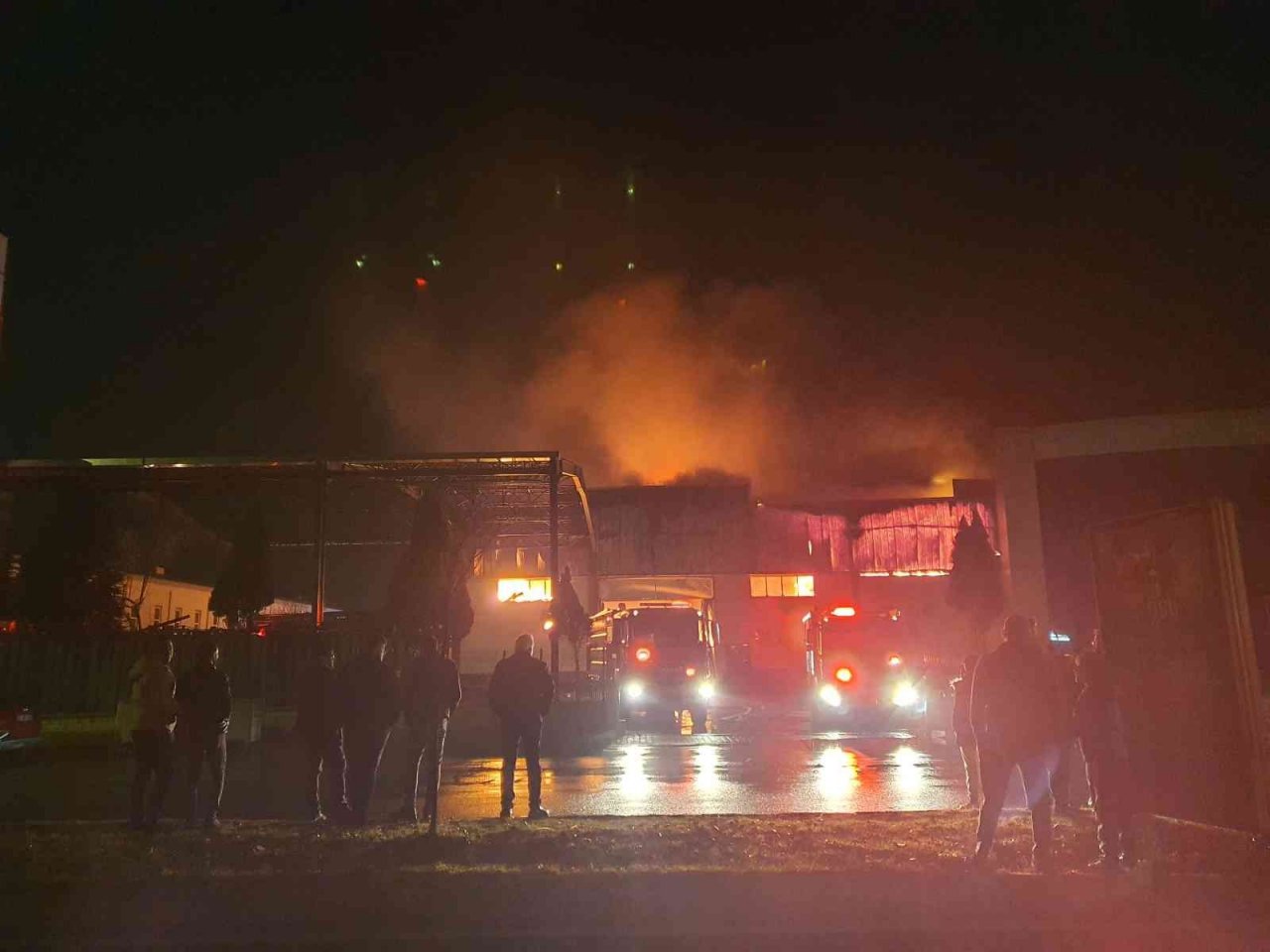 Kayseri’de çelik kapı fabrikasında büyük yangın