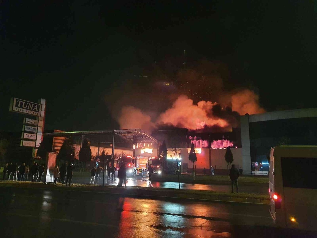 Kayseri’de çelik kapı fabrikasında büyük yangın