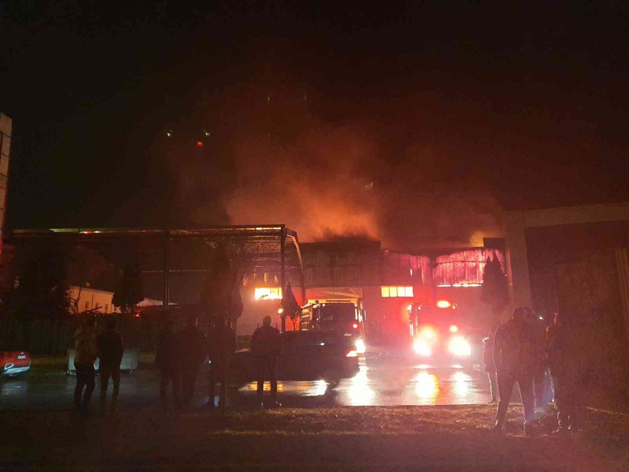 Kayseri’de çelik kapı fabrikasında büyük yangın