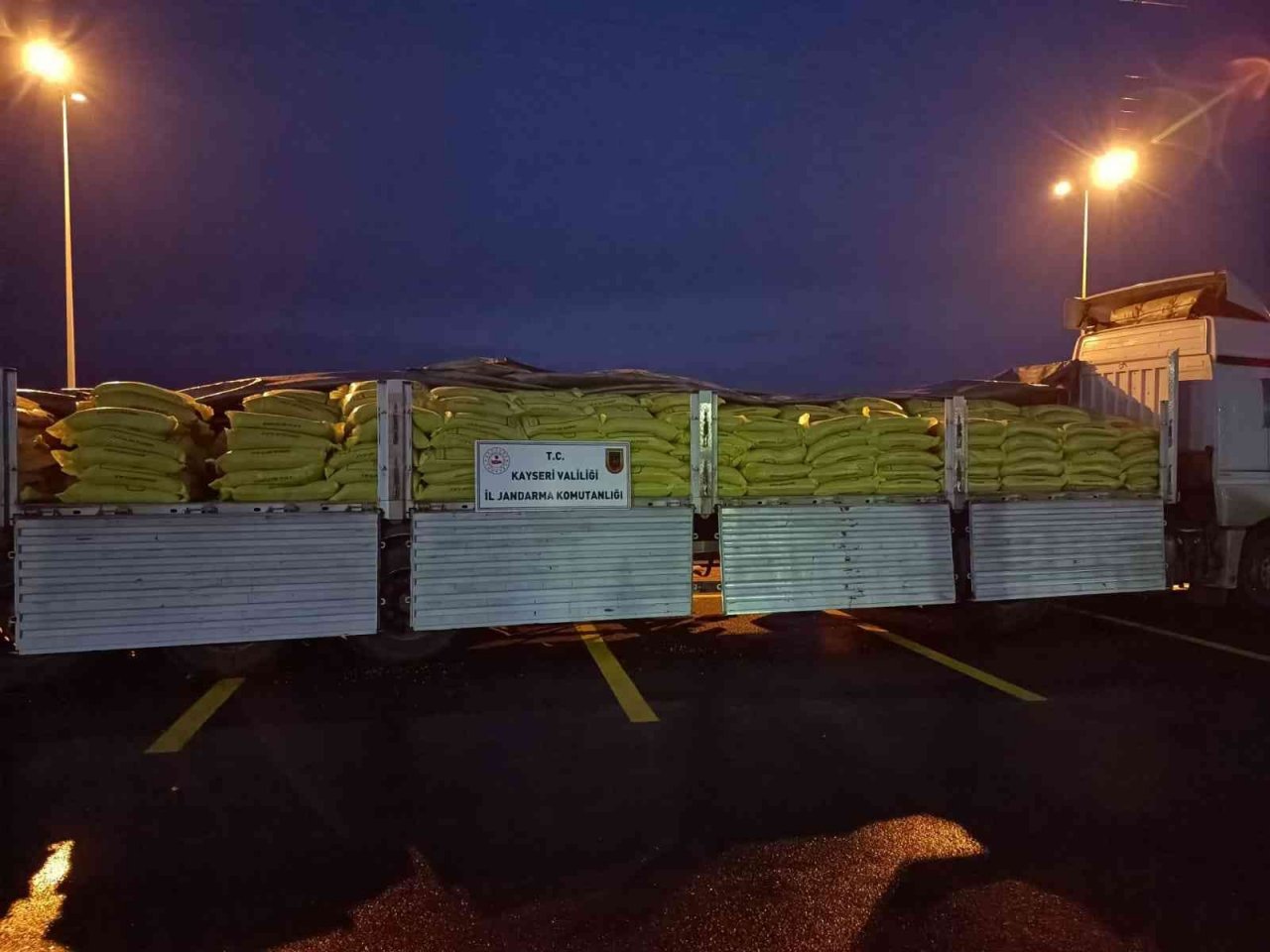 Yol kontrolü uygulamasında durdurulan tırda 26 ton sahte gübre bulundu