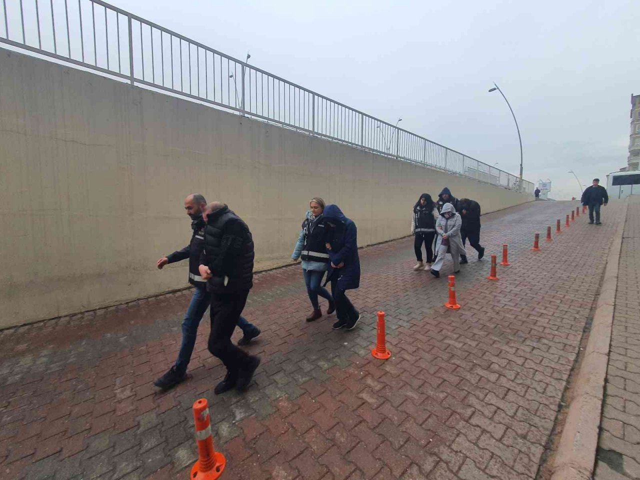 Kar vaadiyle vatandaşlardan yüksek miktarlarda para alıp geri ödemeyen 4 kişi adliyede