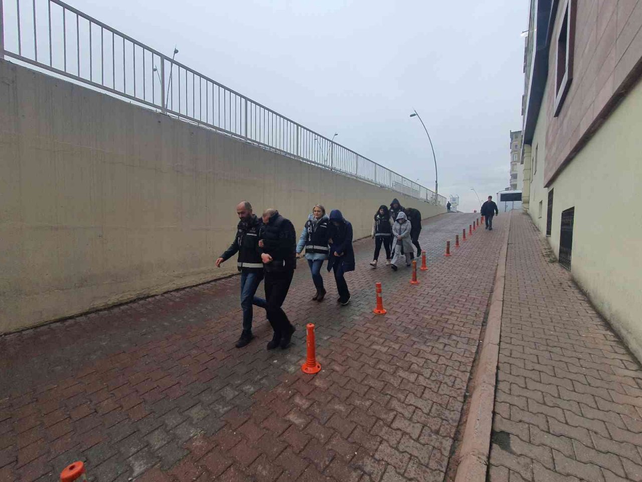 Kar vaadiyle vatandaşlardan yüksek miktarlarda para alıp geri ödemeyen 4 kişi adliyede