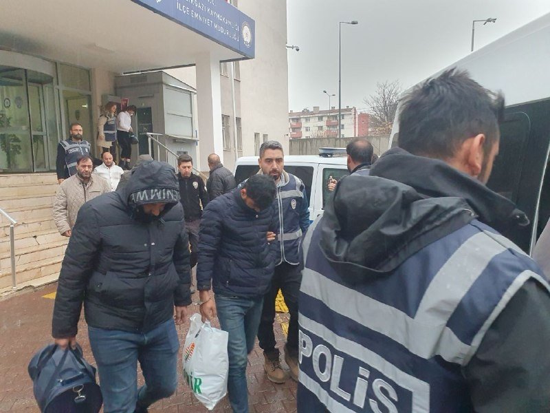 Aranan şahıslara operasyon: 22 gözaltı
