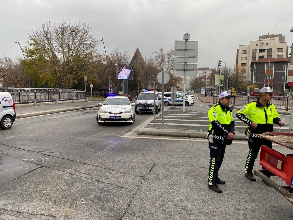 Kırmızı ışıkta geçti, zincirleme kazaya sebep oldu: 5 yaralı