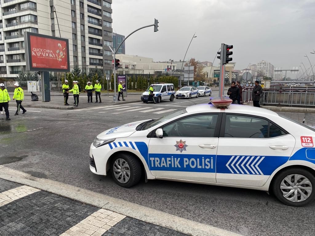 Kırmızı ışıkta geçti, zincirleme kazaya sebep oldu: 5 yaralı