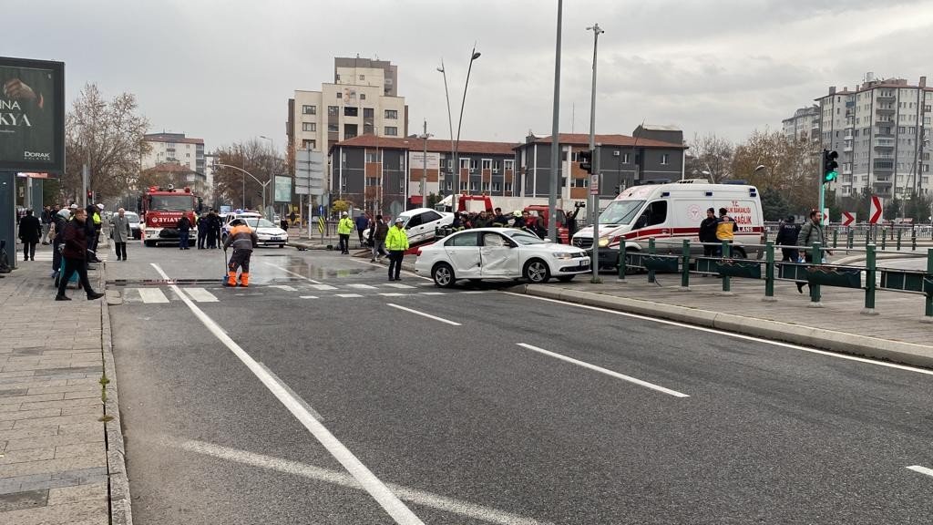 Kırmızı ışıkta geçti, zincirleme kazaya sebep oldu: 5 yaralı