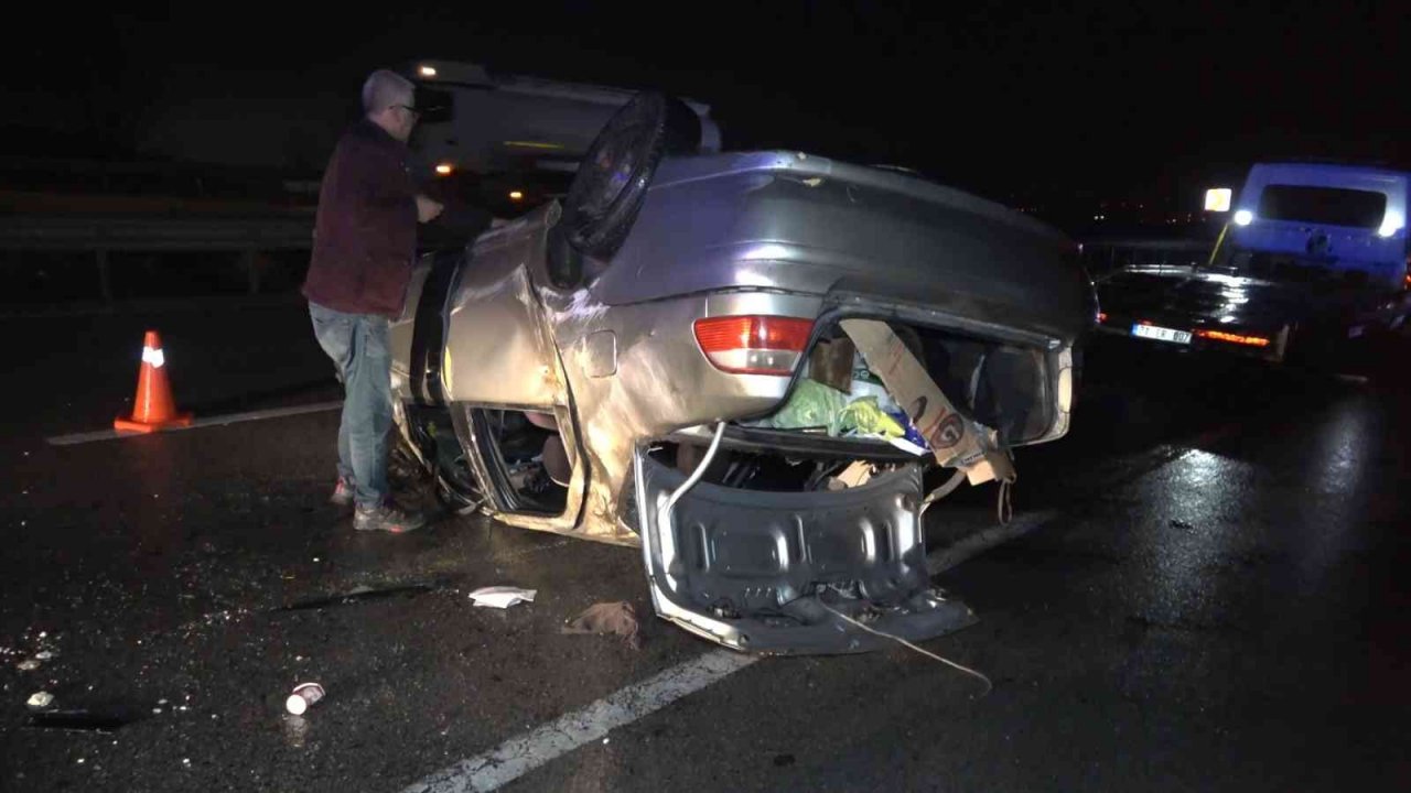 Yağmur sebebiyle kayganlaşan yolda otomobil takla attı: 4 yaralı