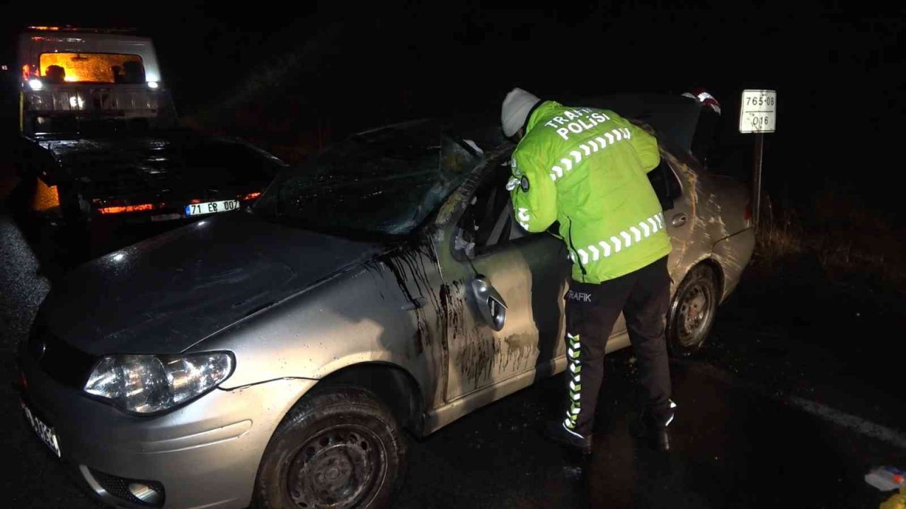 Yağmur sebebiyle kayganlaşan yolda otomobil takla attı: 4 yaralı