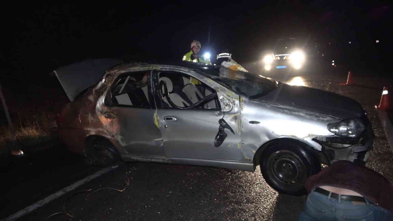 Yağmur sebebiyle kayganlaşan yolda otomobil takla attı: 4 yaralı