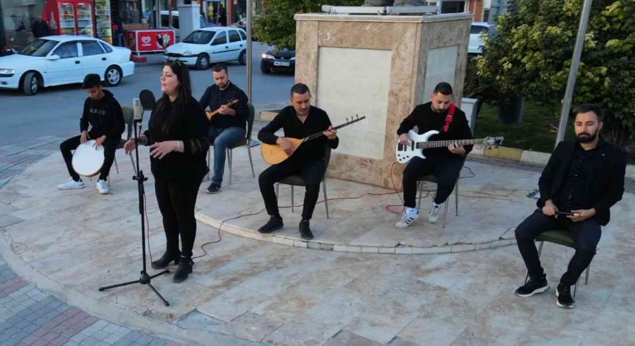 Öğretmenler tanıtım için barajın ortasında kamera karşısına geçti