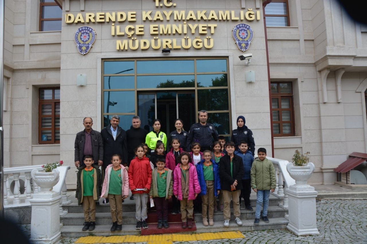 Polis minik öğrencileri hem ziyaret etti hem ağırladı