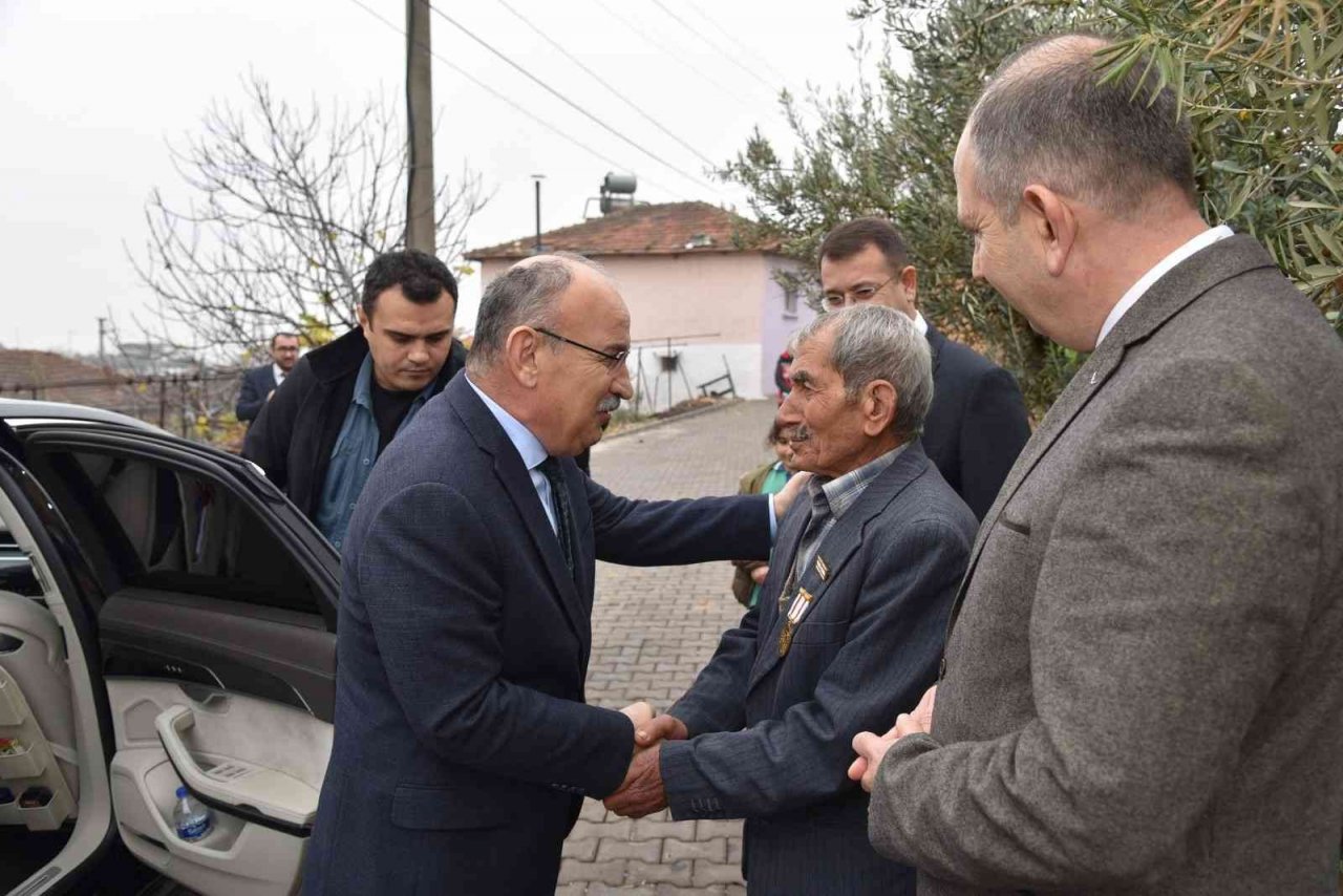 Vali Karadeniz Alaşehir’de yatırımları inceledi, vatandaşla buluştu