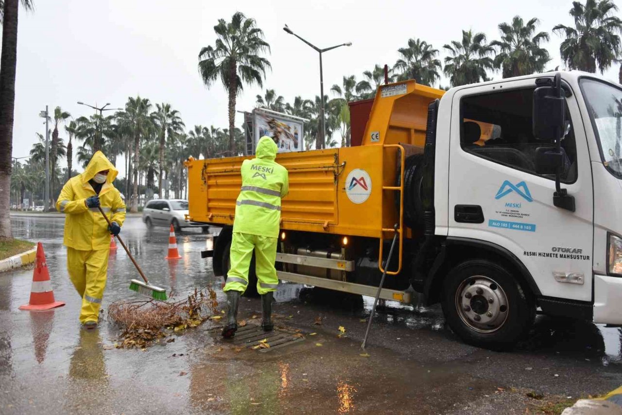 Mersin’de belediye ekipleri sel riskine karşı teyakkuzda