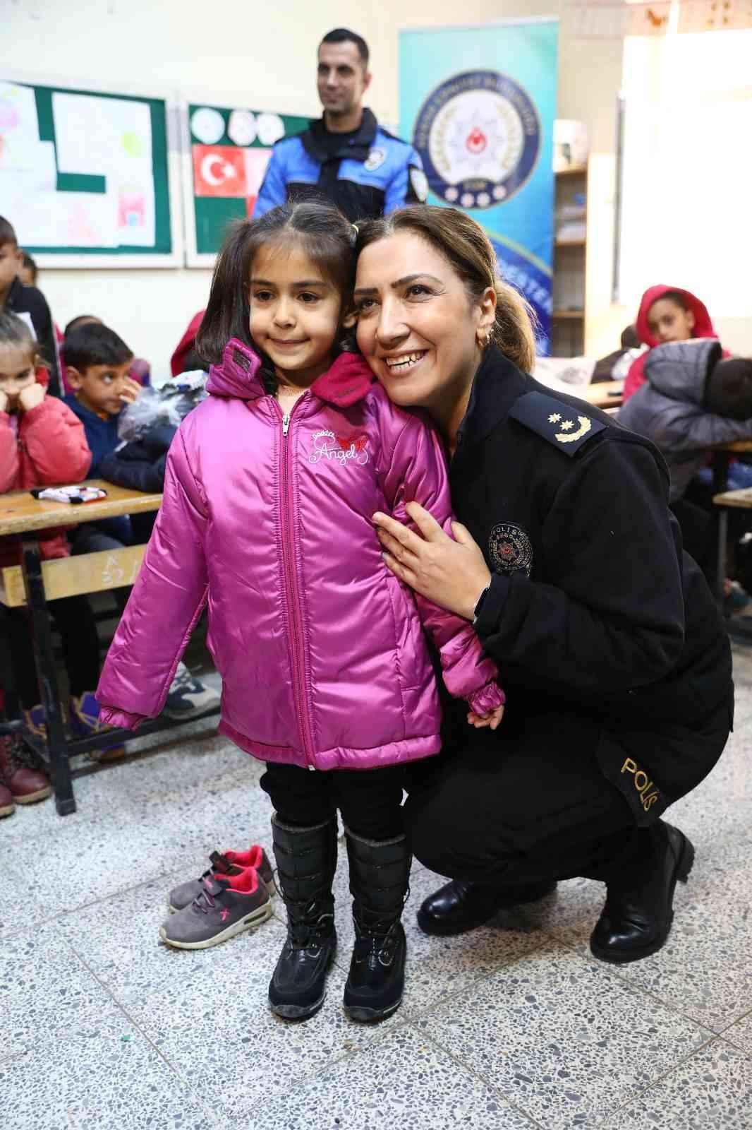 Polisin dağıttığı montu kirlenmesin diye giymeyen minik öğrenci duygulandırdı