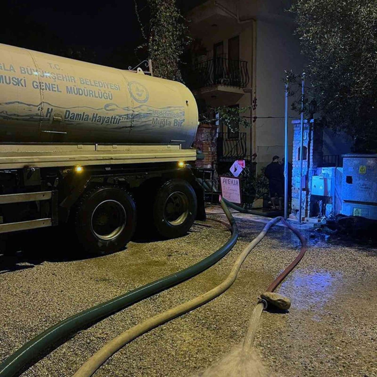 Büyükşehir ekipleri 45 konut ve 40 işyeri su baskınına müdahale etti