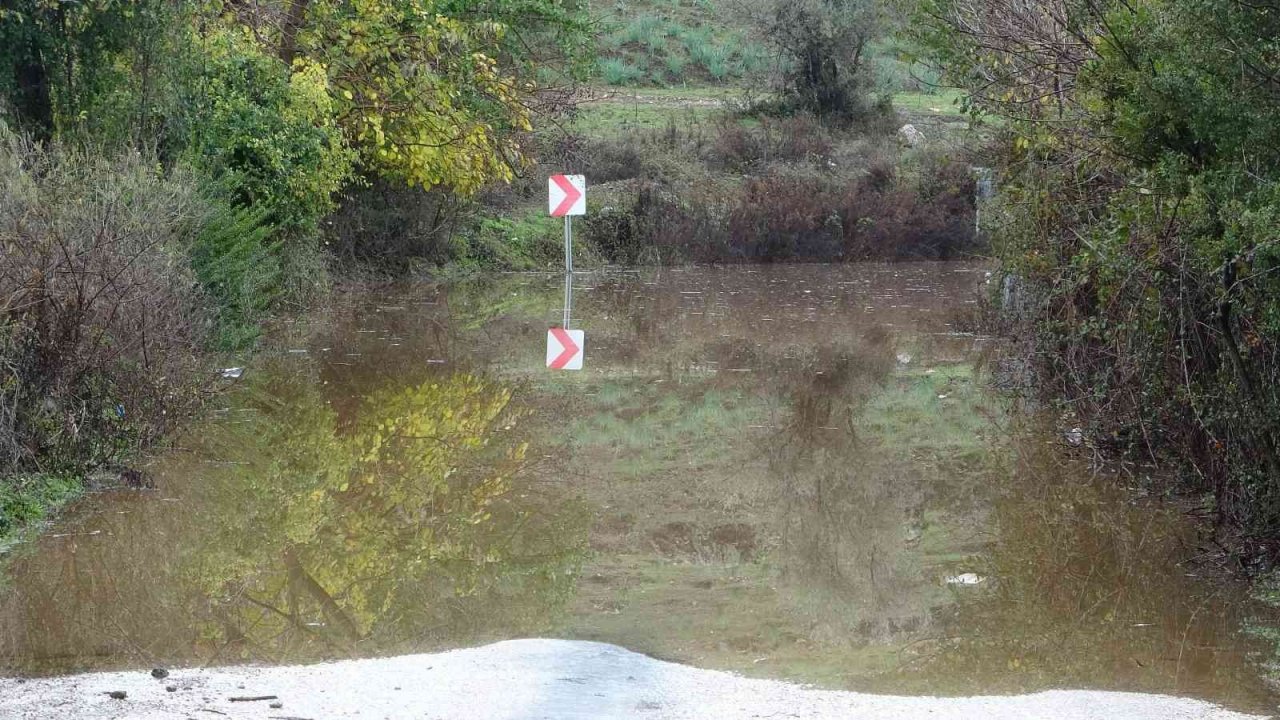 Fethiye’de birçok evi su bastı, mahsur kalanları itfaiye ekipleri kurtardı